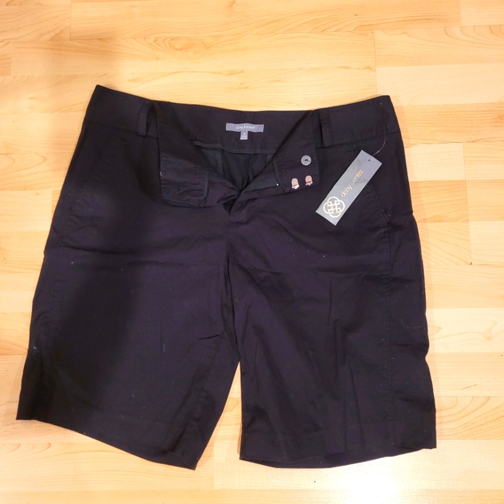 BRAND NEW- SIZE 16- DAILY FUENTES BLACK SHORTS